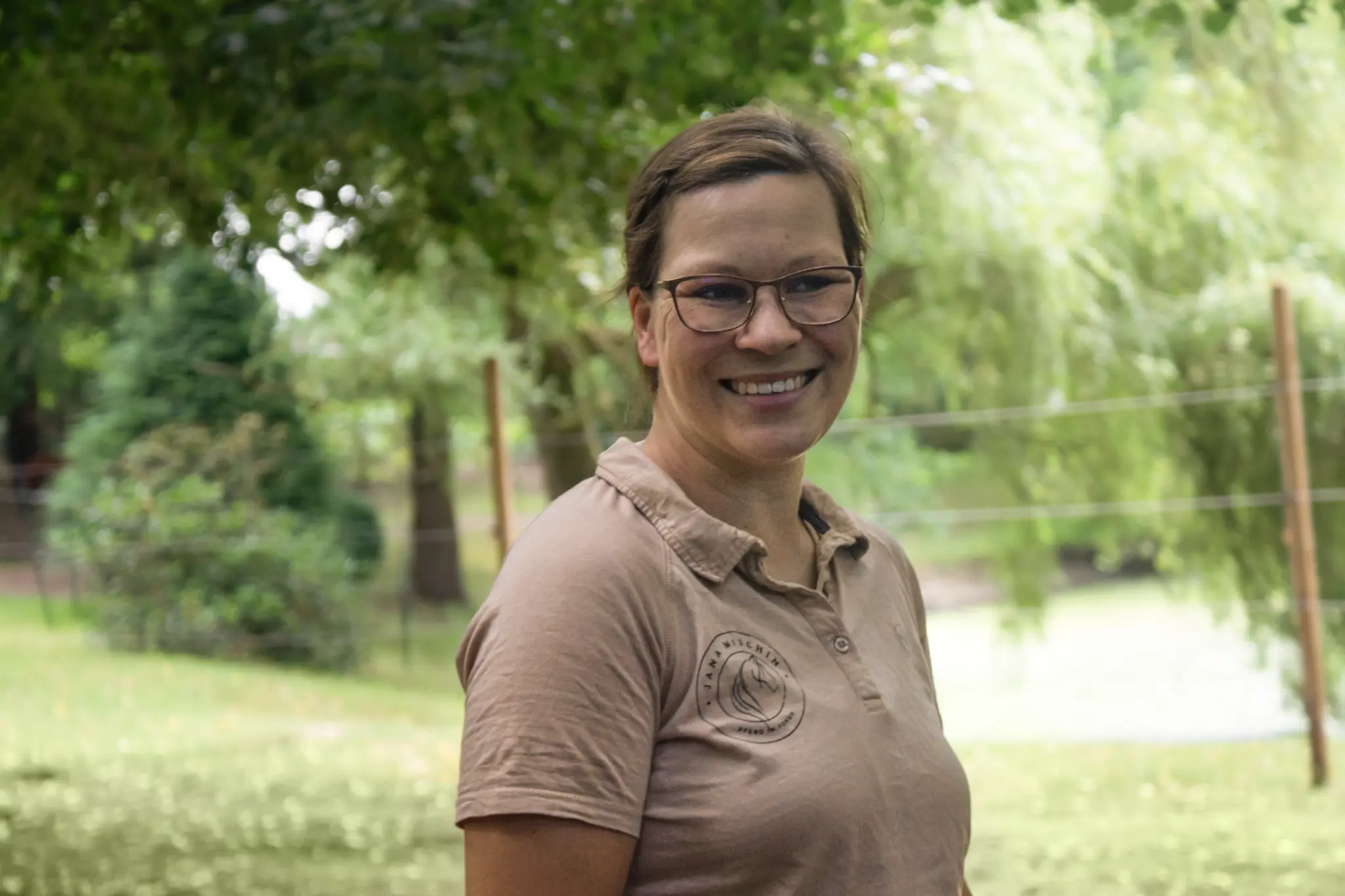Jana Mischin behandelt ein Pferd mit Physiotherapie am Rücken